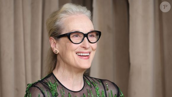 A estética ligada a Miranda Priestly reforça que o brilho capilar está relacionado à saúde da fibra e não apenas à oleosidade dos fios