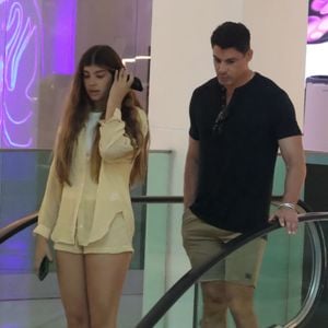 Sofia, filha de Grazi Massafera e Cauã Reymond, sempre chama atenção pela altura nos flagras com os pais famosos