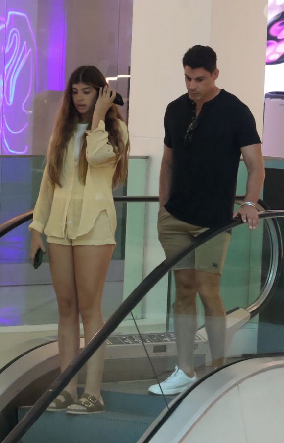 Sofia, filha de Grazi Massafera e Cauã Reymond, sempre chama atenção pela altura nos flagras com os pais famosos