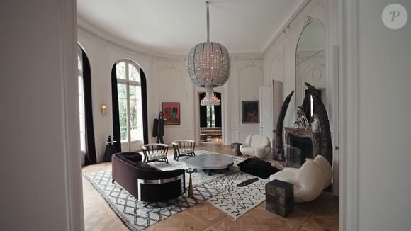 Localizada no coração da capital, a mansão do músico é, segundo ele mesmo, a realização de uma vontade também de sua mãe, que sonhava em morar em Paris, mas morreu antes de conseguir