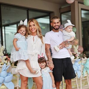 Família aproveita o clima festivo da Páscoa com looks leves e decoração temática.