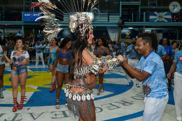 Sabrina Sato usa top estruturado com detalhes vazados e deixa o barrigão da gravidez à mostra em ensaio da Vila Isabel para o Carnaval 2027