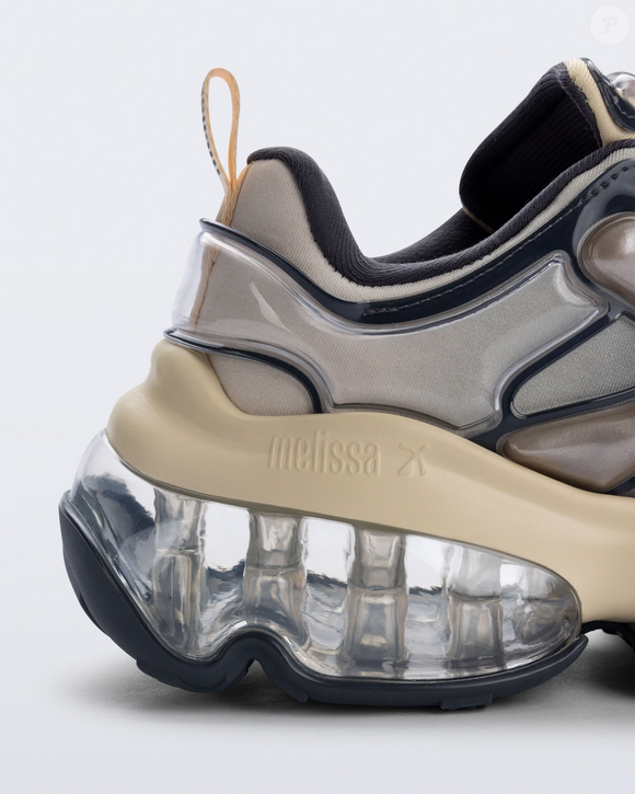 Novo Melissa X Noise aposta em transparência, conforto e design ousado para acompanhar a tendência 'jelly'
