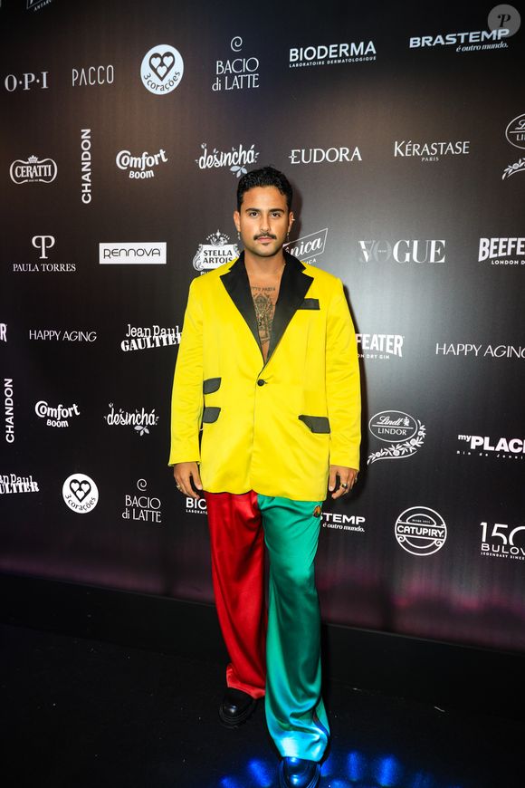 Já o ex-BBB Lucas Pizane apostou em um terno com as cores do reggae: amarelo, verde e vermelho