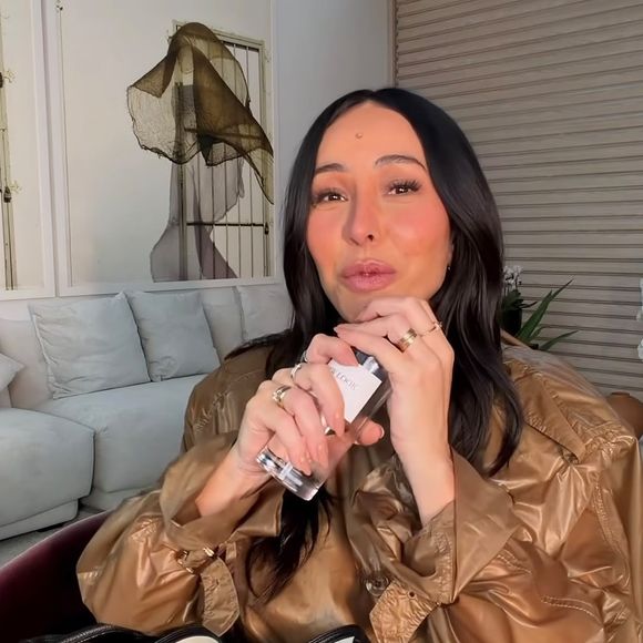 Um perfume da Dior também faz parte da coleção que Sabrina Sato mostrou na bolsa. Ela não revelou o nome por completo, mas contou que a fragrância estava acabando e que não estava conseguindo encontrá-la para comprar; nos comentários, seguidores apontaram o New Look