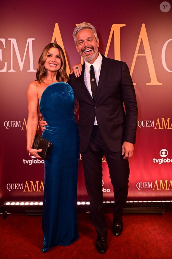Flávia Alessandra e Otaviano Costa: o casal esbanjou sintonia; Flávia brilhou em um vestido de veludo azul-pavão com decote tomara-que-caia escultural e silhueta sereia, enquanto Otaviano manteve a classe com um terno slim preto e gravata estreita. O destaque nos acessórios ficou para o anel de esmeralda de Flávia e a clutch preta texturizada, fechando o look com luxo absoluto