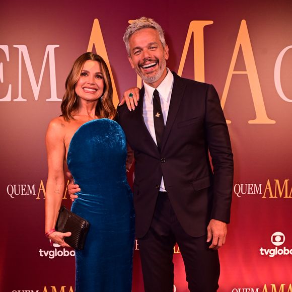 Flávia Alessandra e Otaviano Costa: o casal esbanjou sintonia; Flávia brilhou em um vestido de veludo azul-pavão com decote tomara-que-caia escultural e silhueta sereia, enquanto Otaviano manteve a classe com um terno slim preto e gravata estreita. O destaque nos acessórios ficou para o anel de esmeralda de Flávia e a clutch preta texturizada, fechando o look com luxo absoluto