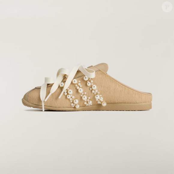 Até o fechamento da matéria, o Slip-on Simone Rocha Japan custava R$ 1.599,99 no site oficial da Adidas no Brasil, com pagamento em até 10 vezes de R$ 160,00 sem juros