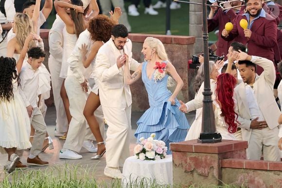 Bad Bunny dançou com Lady Gaga em show no Super Bowl 2026