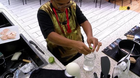 Sister do BBB 26 é barrada após fazer bebida com ovo do lixo e caldo de frango cru na xepa