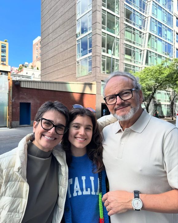 Elisa Annenberg-Paglia, filha dos jornalistas Sandra Annenberg e Ernesto Paglia, completou 22 anos
