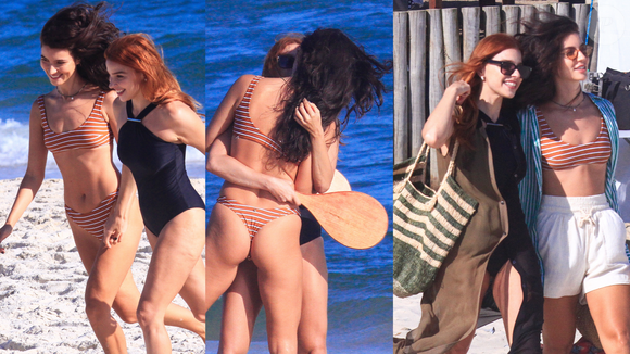 'Loquinha' no topo! Aos beijos na praia, Alanis Guillen e Gabriela Medvedovski gravam cenas românticas de 'Três Graças' e provam: são as rainhas da química!