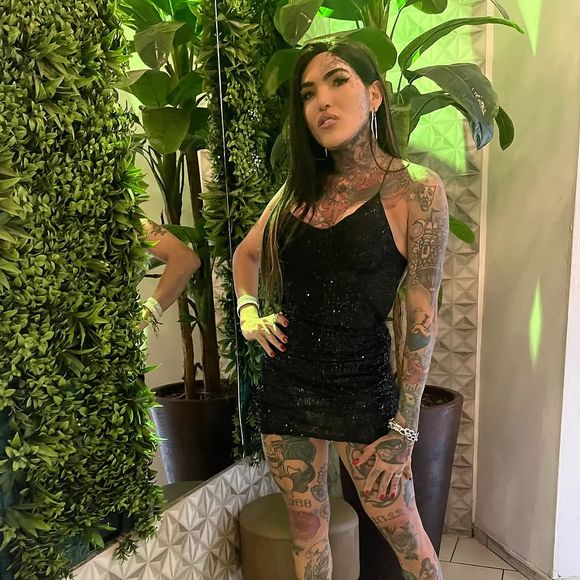 Marie Marquês, além de produtora de conteúdo adulto, é tatuadora