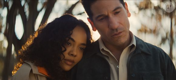 Ao chegar lá, ela depara com o investigador do caso, que é ninguém menos que seu ex-marido