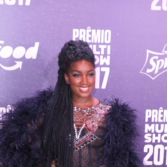 Iza brilhou com seu look com plumas no Prêmio Multishow em 2017