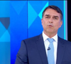 Flávio Bolsonaro participou do debate com Lula na Globo nesta sexta-feira (23), em uma transmissão que gerou discussão nas redes sociais após comentário de Tatá Werneck sobre os closes dos candidatos
