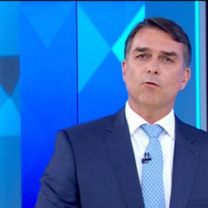 Flávio Bolsonaro participou do debate com Lula na Globo nesta sexta-feira (23), em uma transmissão que gerou discussão nas redes sociais após comentário de Tatá Werneck sobre os closes dos candidatos