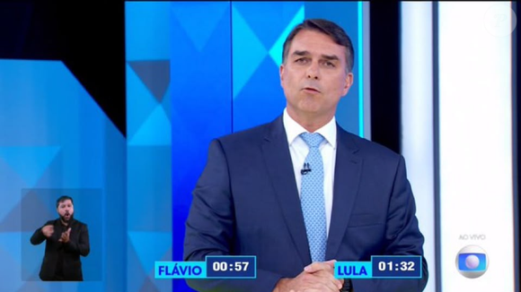 Flávio Bolsonaro participou do debate com Lula na Globo nesta sexta-feira (23), em uma transmissão que gerou discussão nas redes sociais após comentário de Tatá Werneck sobre os closes dos candidatos