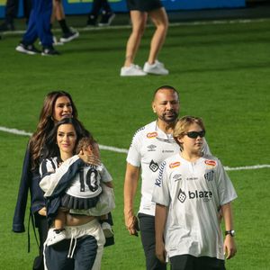 Neymar espera sua terceira filha, a segunda com Bruna Biancardi, na foto com a filha, Mavie