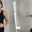 Bete Correia, personal trainer: 'Esta rotina simples e acessível, composta por três exercícios com o cabo de uma vassoura, vai ajudar você a fortalecer as pernas e melhorar o equilíbrio'