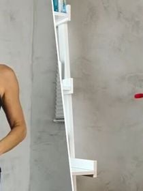 Bete Correia, personal trainer: 'Esta rotina simples e acessível, composta por três exercícios com o cabo de uma vassoura, vai ajudar você a fortalecer as pernas e melhorar o equilíbrio'