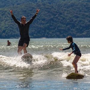 Theo, filho de Lucas Lima com a cantora Sandy, surgiu praticando surfe ao lado do pai, nas fotos publicadas por ele na web.