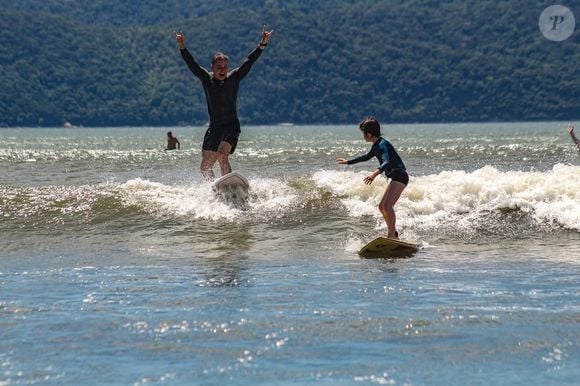 Theo, filho de Lucas Lima com a cantora Sandy, surgiu praticando surfe ao lado do pai, nas fotos publicadas por ele na web.