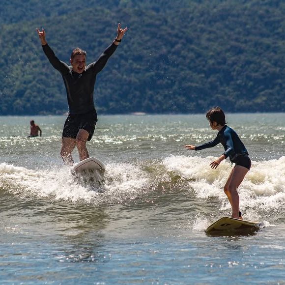 Theo, filho de Lucas Lima com a cantora Sandy, surgiu praticando surfe ao lado do pai, nas fotos publicadas por ele na web.
