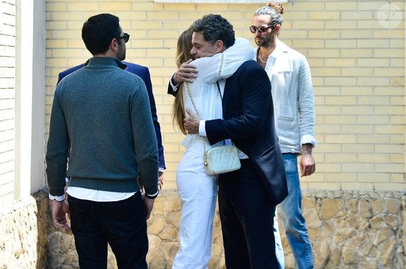 Schynaider Moura e o ex-marido, Mario Bernardo Garnero, se confortam na missa de 7º dia da filha