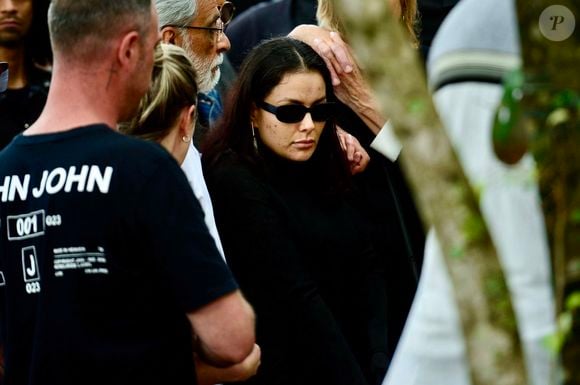 Li Martins foi vista abalada no sepultamento do marido