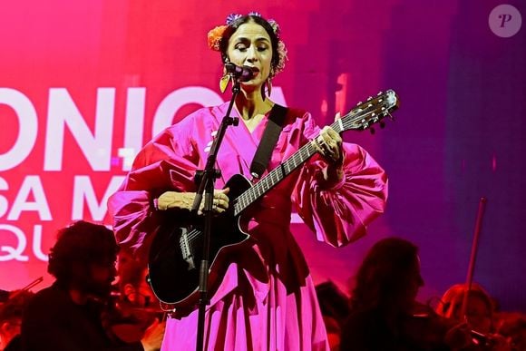 Marisa Monte recusou divulgar bet? Imagens do palco geraram rumores nas redes sociais, mas equipe da cantora se pronunciou sobre o caso