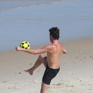 Sem camisa, Shawn Mendes deixou à mostra alguns arranhões nas costas