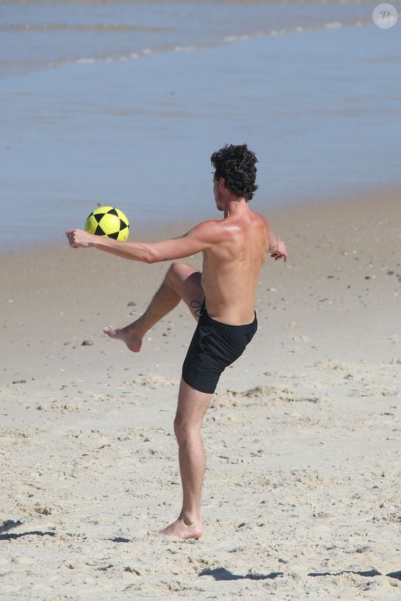 Sem camisa, Shawn Mendes deixou à mostra alguns arranhões nas costas