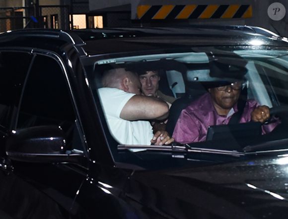 Namorado de Bruna Marquezine, Shawn Mendes foi fotografado em carro após desembarque em Salvador