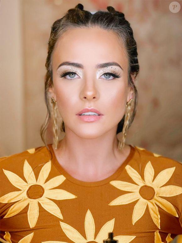 Juliana Silveira passou a receber bilhetes, presentes e mensagens de WhatsApp de um número desconhecido. ‘Passando mensagens de cantadinha’, conta