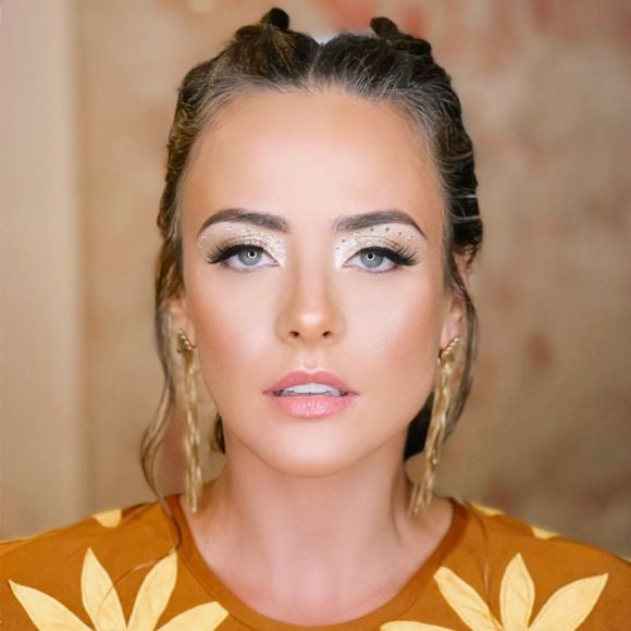 Juliana Silveira passou a receber bilhetes, presentes e mensagens de WhatsApp de um número desconhecido. ‘Passando mensagens de cantadinha’, conta