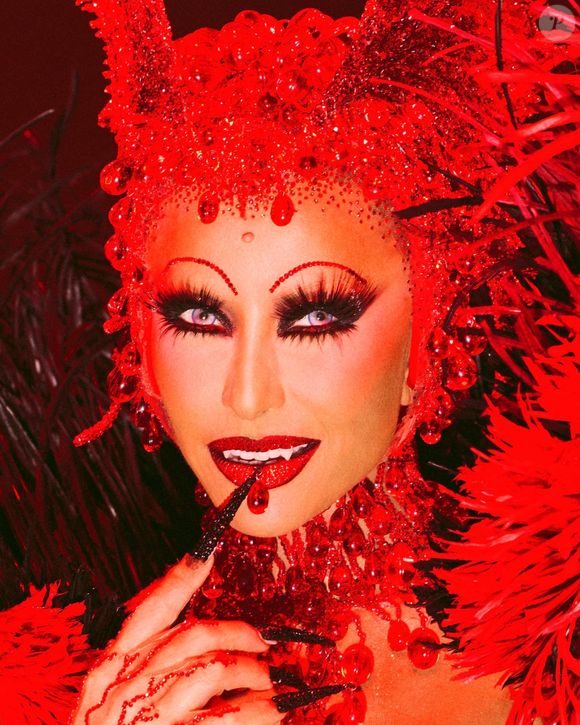 Sabrina Sato na Vila Isabel! Apresentadora apareceu de vampira à frente da bateria