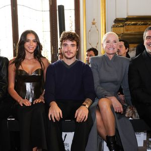 Bruna Marquezine e outros famosos como Xuxa, Sabrina Sato, João, esposo de Sasha, também marcaram presença no desfile da Mondepars, em São Paulo.
