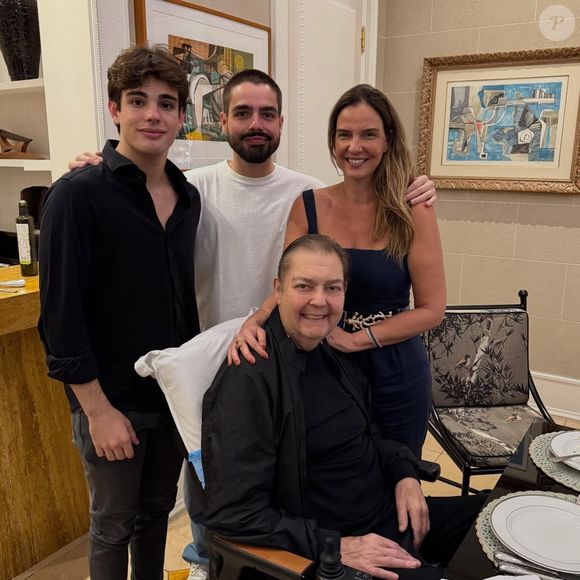 Faustão em foto de hoje, fevereiro de 2026: apresentador ao lado dos filhos no aniversário de João Guilherme, seu herdeiro mais velho com Luciana Cardoso