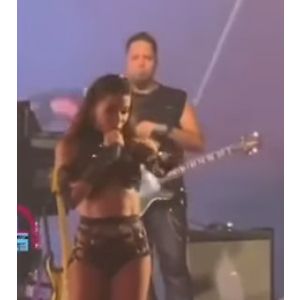 Anitta ficou revoltada com fã e lhe deu ordem: 'Insuportável': 'Vai lá pegar uma bebida. Vai lá para o bar'