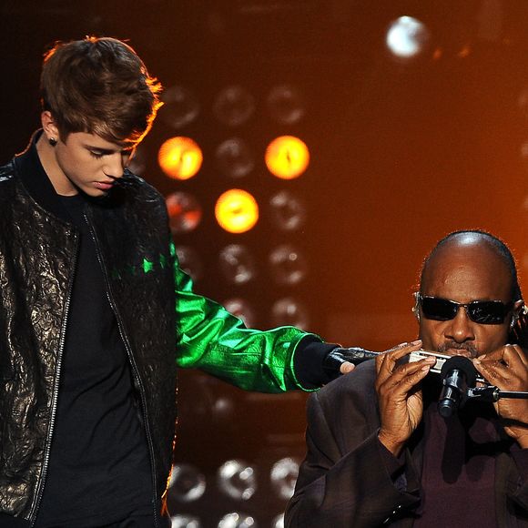 Justin Bieber 'brinca' com cegueira de Stevie Wonder e diz que amigo 'nunca vê' suas ligações do FaceTime: 'Esse idiota'