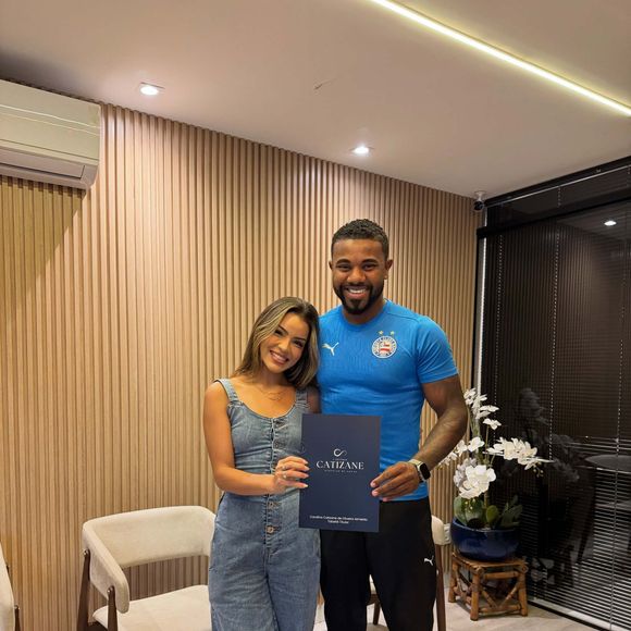 Davi Brito, campeão do BBB 24, anunciou o casamento com Emilly Araújo em Salvador, mas uma influenciadora chamada Emilly Amorim causou repercussão ao fazer um comentário sobre o ex-BBB