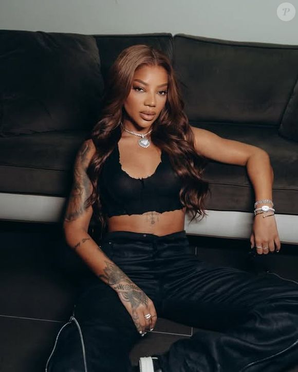 Ludmilla e Brunna Gonçalves evitam expor o rostinho da filha