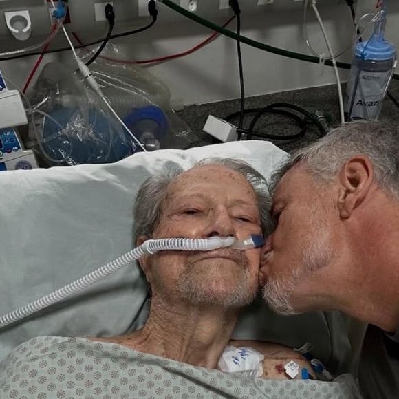 A causa da morte de Jorge Novaes não foi divulgada. Contudo, há cerca de duas semanas, o ator havia compartilhado uma foto ao lado do pai, que estava internado e utilizava uma cânula de oxigênio.