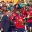 'Trump é muito narcisista': presidente dos EUA entrega taça de campeã da Copa do Mundo para a Espanha, dá um jeito de aparecer na foto oficial e viraliza