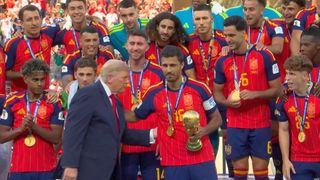 'Trump é muito narcisista': presidente dos EUA entrega taça de campeã da Copa do Mundo para a Espanha, dá um jeito de aparecer na foto oficial e viraliza