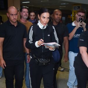 Ivete Sangalo completou o aerolook com uma pochete da Chanel. A peça é confeccionada em couro de bezerro envelhecido