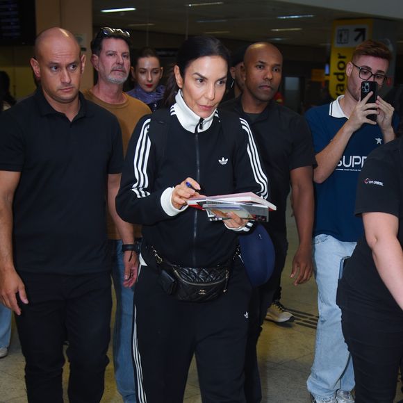 Ivete Sangalo completou o aerolook com uma pochete da Chanel. A peça é confeccionada em couro de bezerro envelhecido