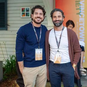 Marco Pigossi contou como foi apresentar cineasta italiano Marco Calvani à família