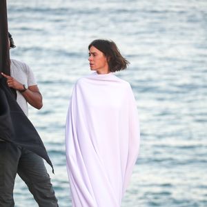 Nova Diná! Carolina Dieckmann grava sequência misteriosa da adaptação de A Viagem e visual impressiona fãs